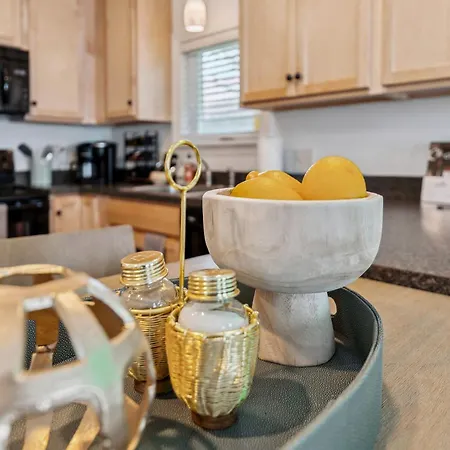 Newly Renovated Tremont Treasure I Cozy + Modern Villa